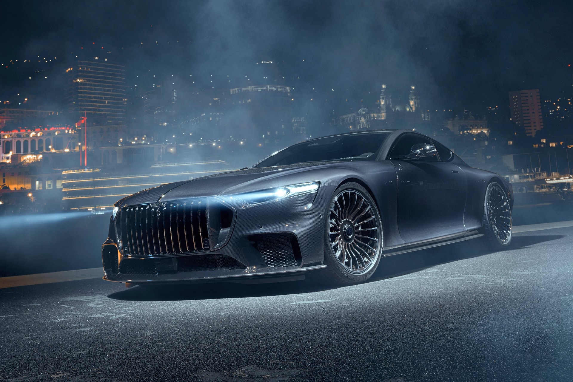 BRABUS BODO ночью на фоне огней Монако — вид спереди в три четверти