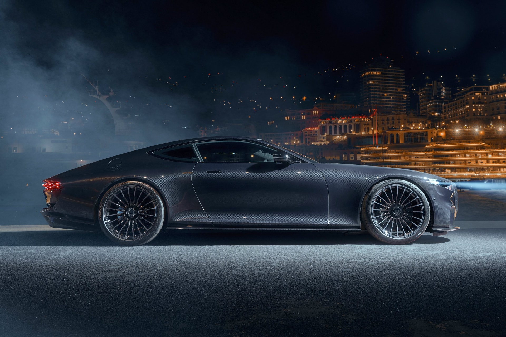 BRABUS BODO в профиль ночью — длинный карбоновый кузов Gran Turismo