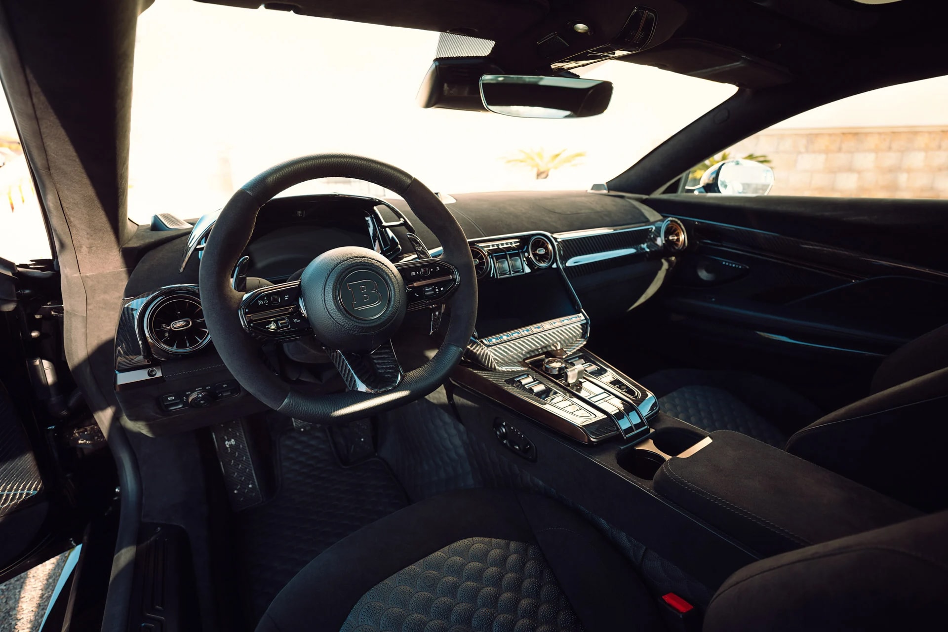 Интерьер BRABUS BODO: рулевое колесо, передняя панель и центральная консоль