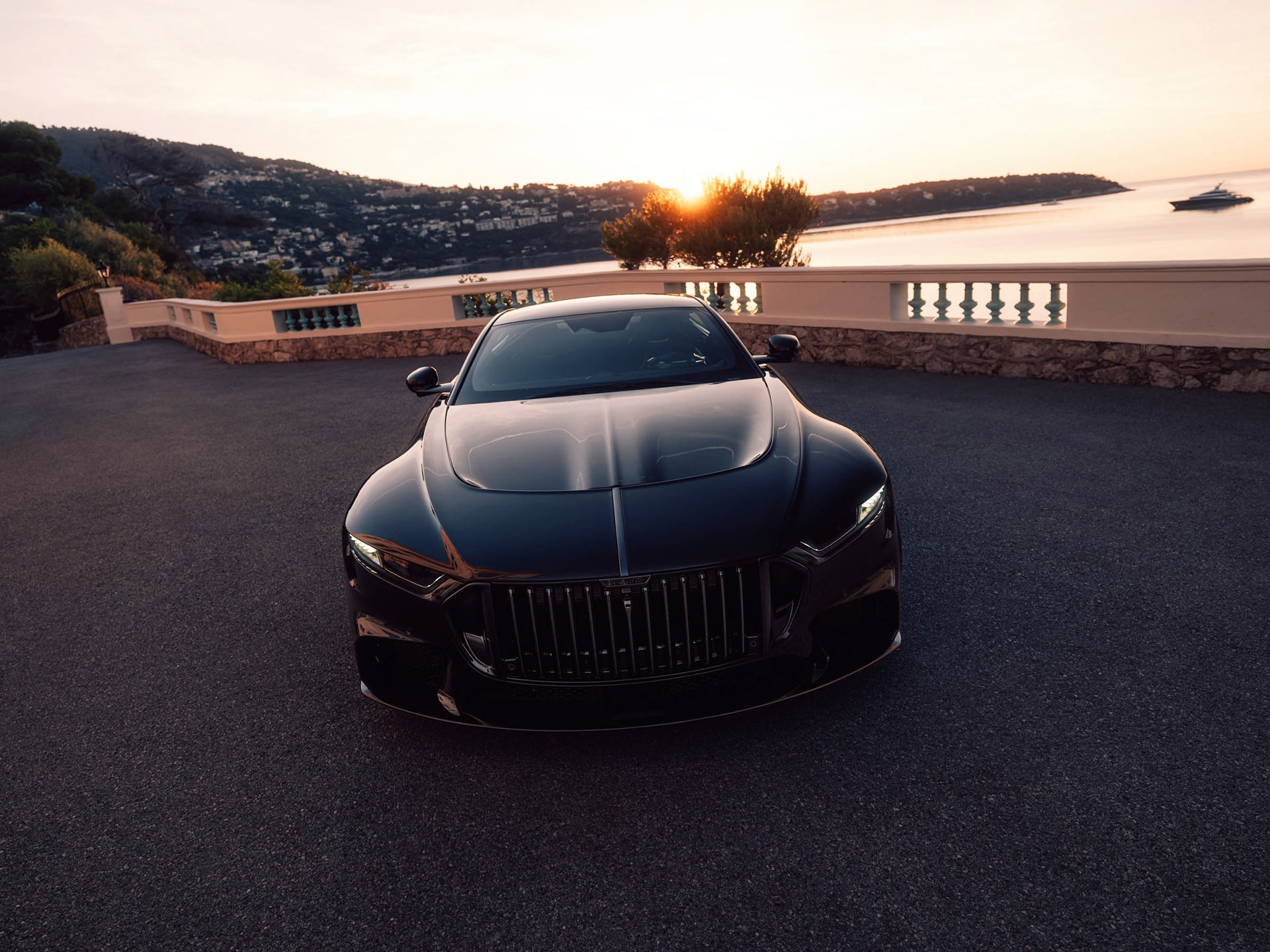 BRABUS BODO спереди на фоне заката и побережья Монако