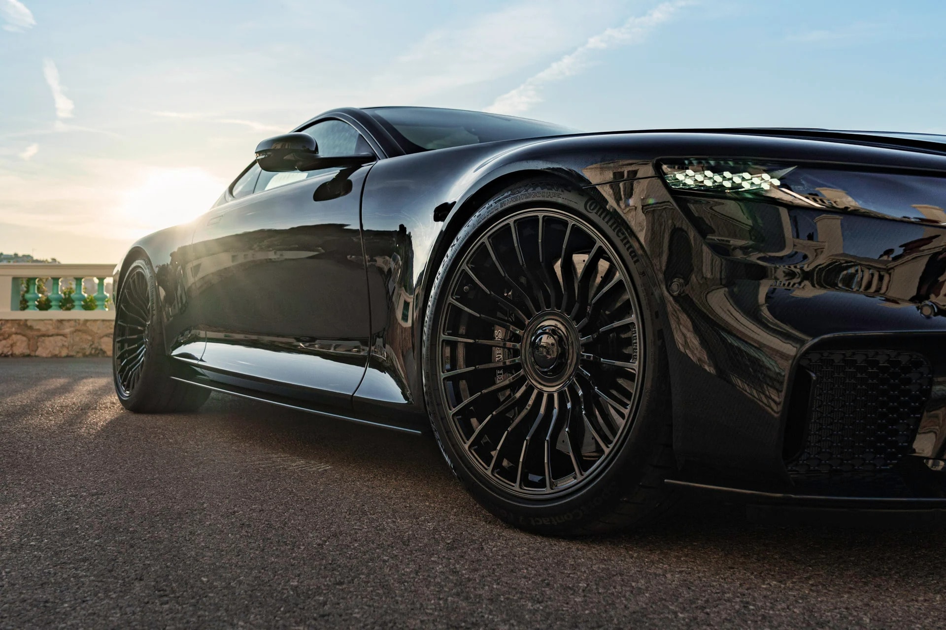 Карбоновый кузов и переднее колесо BRABUS BODO крупным планом